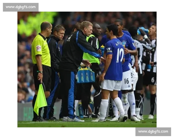 埃弗顿抢滩沃克争夺战 莫耶斯瞄准曼城老将补强防线 埃弗顿抢滩沃克争夺战 莫耶斯瞄准曼城老将补强防线