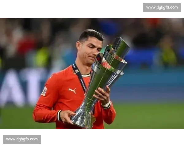 C 罗逆生长神话!40 岁再获足坛顶薪,日薪 48.8 万镑冲击千球里程碑 C 罗逆生长神话!40 岁再获足坛顶薪,日薪 48.8 万镑冲击千球里程碑