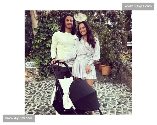 曼城铁卫阿克喜迎二胎！妻子凯利诞下千金，全家晒照报喜